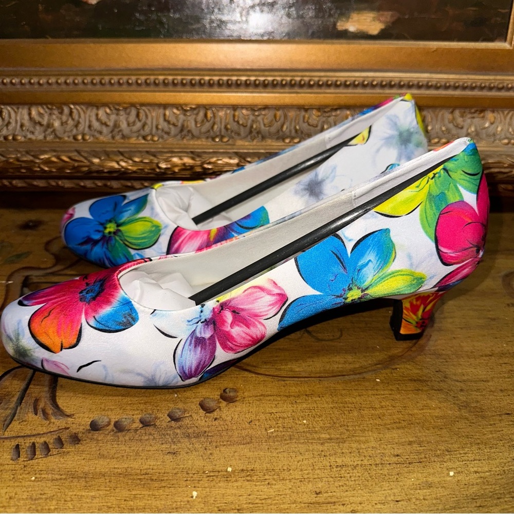 Angel Flex Womens Carol Low Heel Closed Toe Tropical Floral Pumps Size 9 M Wild